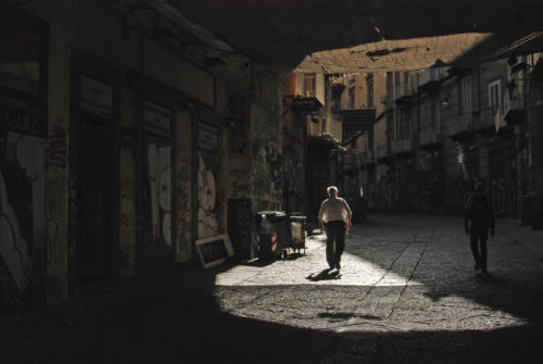 Vie dans la Ville: Naples Via Port Alba par Michel Testard