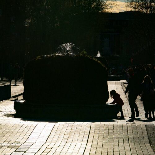 Pierre Vidal<br>La petite fille à la fontaine<br>Silhouette
